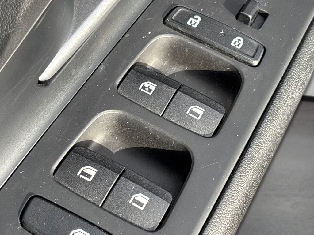 Certified 2023 Hyundai Elantra Limited w/ Preferred Accessory Package image 35