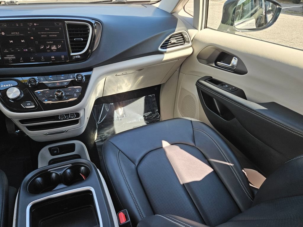 Used 2024 Chrysler Pacifica Touring-L FWD image 15