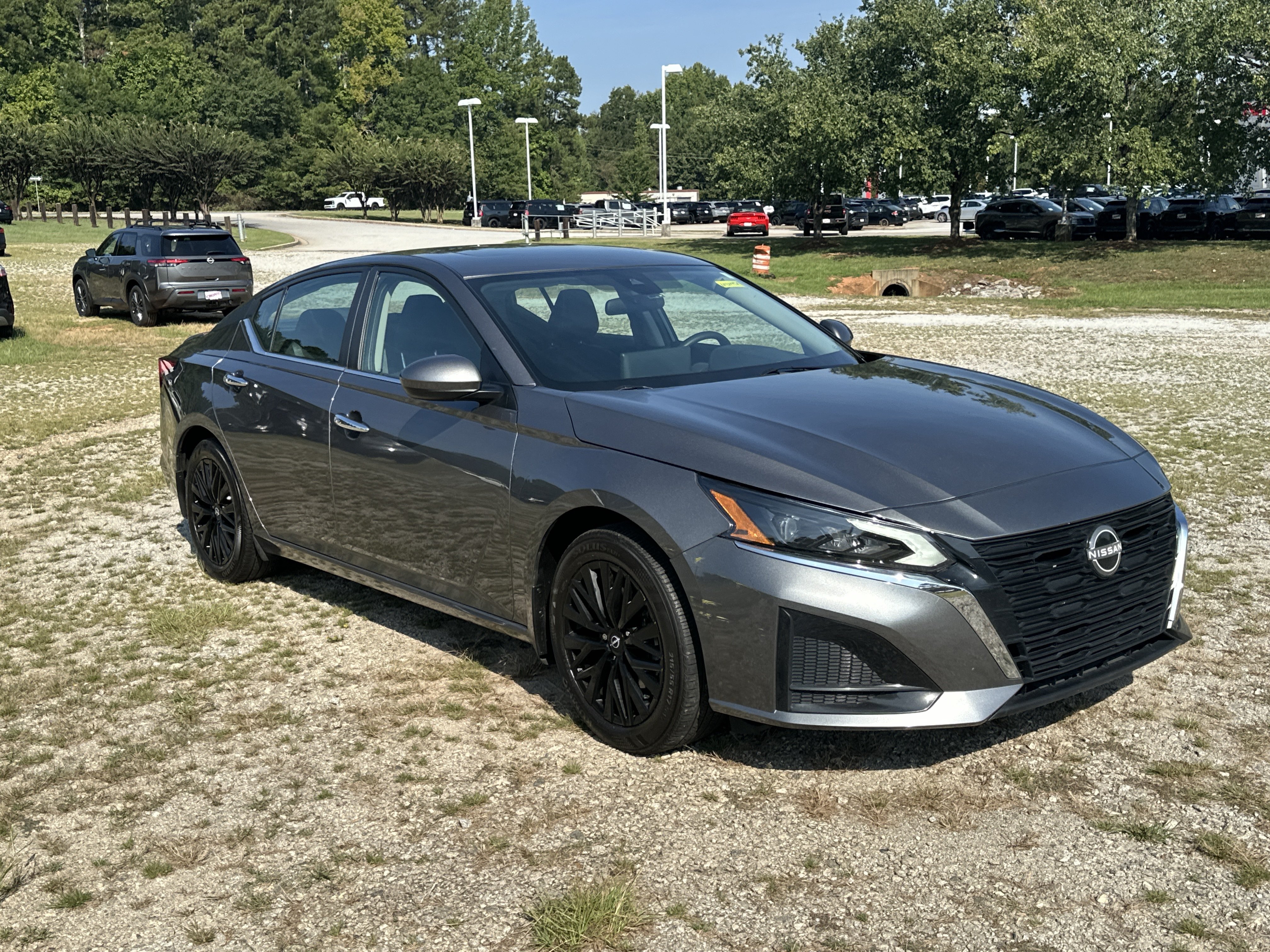 Used 2025 Nissan Altima 2.5 SV w/ SV Special Edition Package FWD image 3