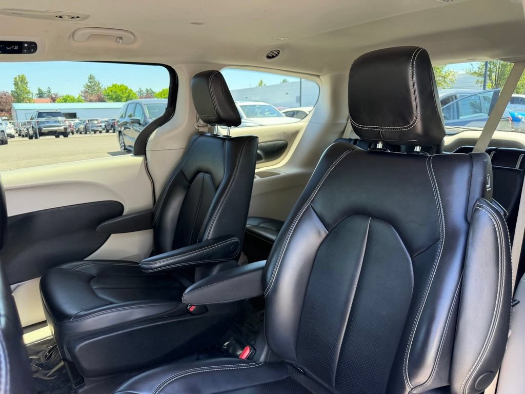 Used 2023 Chrysler Pacifica Touring-L FWD image 30