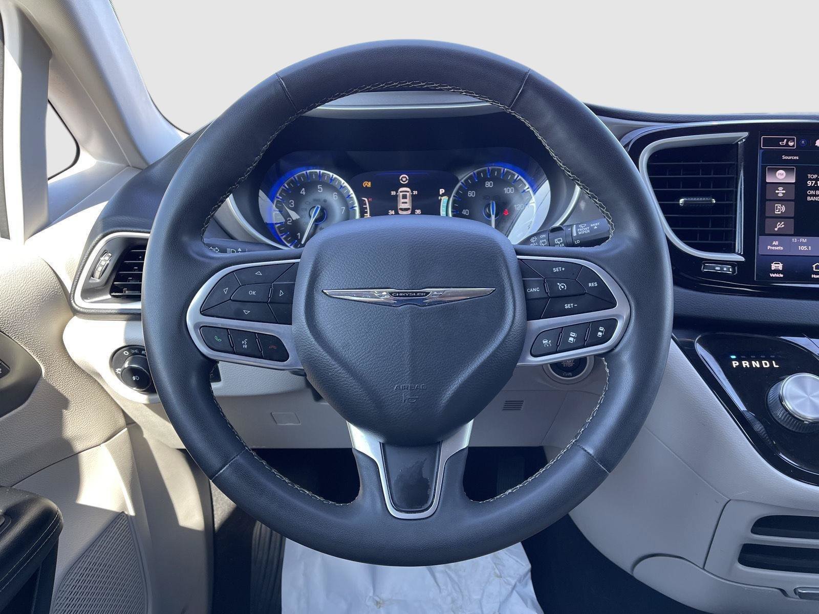 Used 2022 Chrysler Pacifica Touring-L FWD image 6