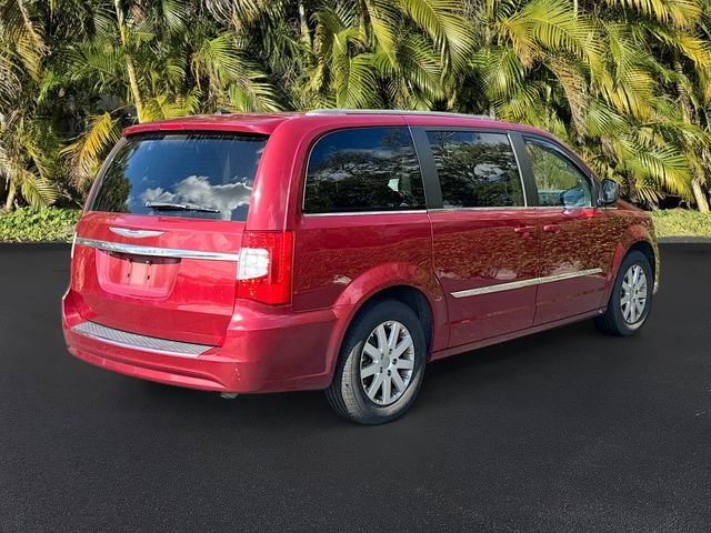 Used 2014 Chrysler Town & Country Touring image 5