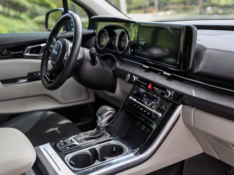 Used 2024 Kia Carnival EX FWD image 23