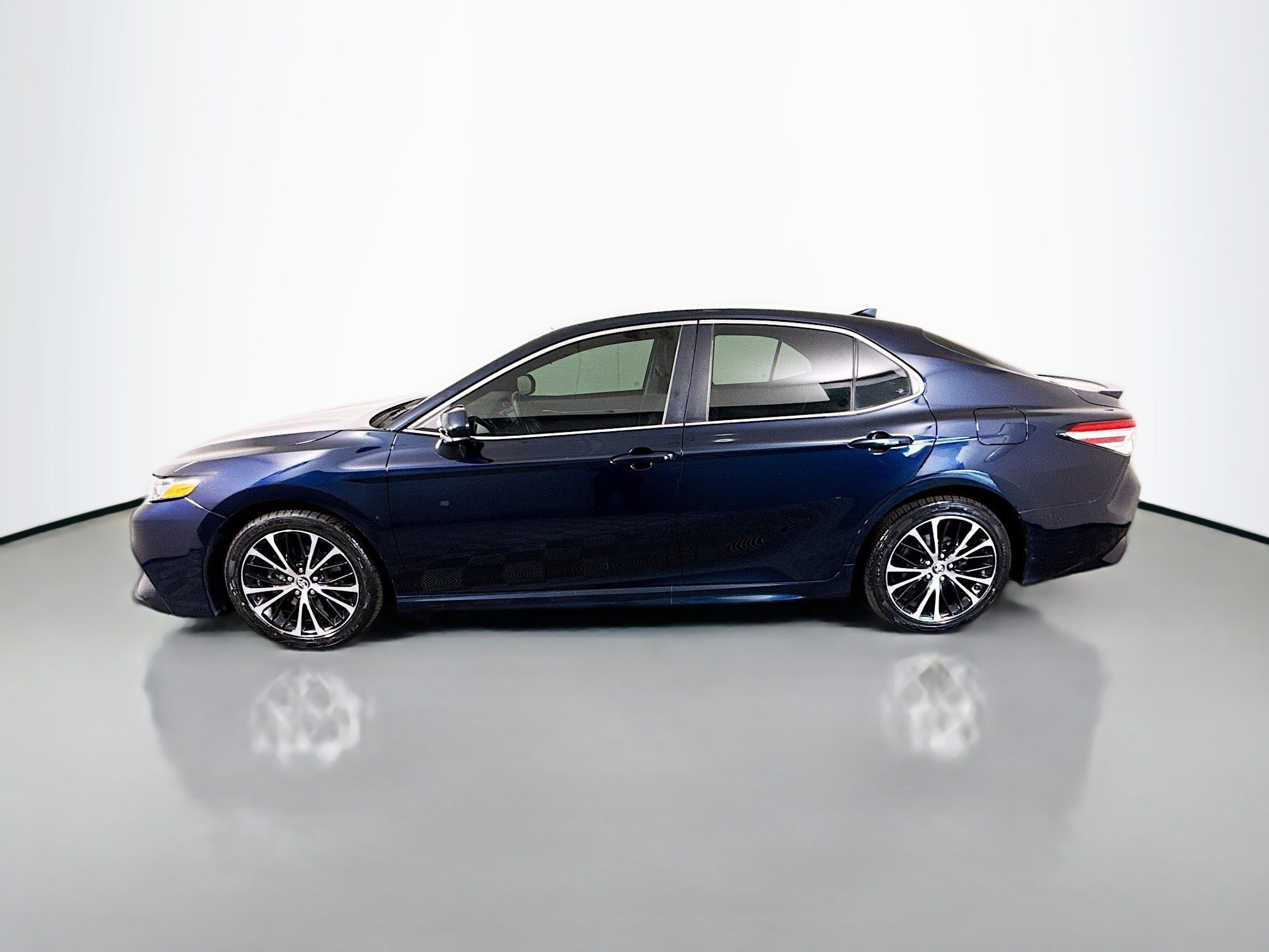 Used 2020 Toyota Camry SE FWD image 6