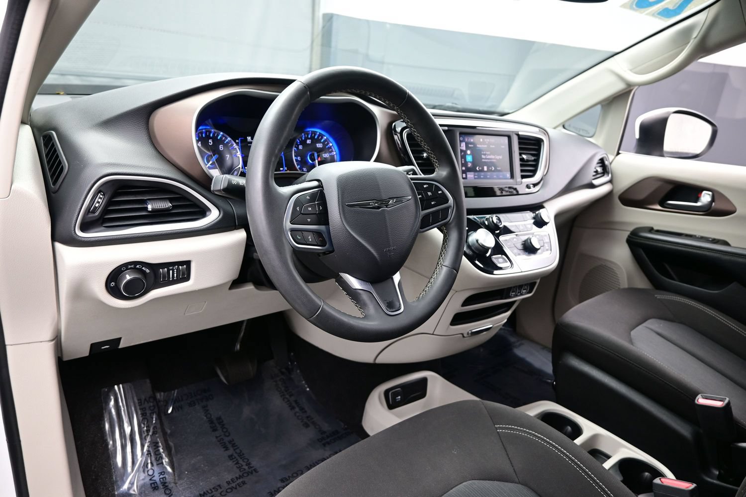 Used 2023 Chrysler Voyager LX FWD image 17