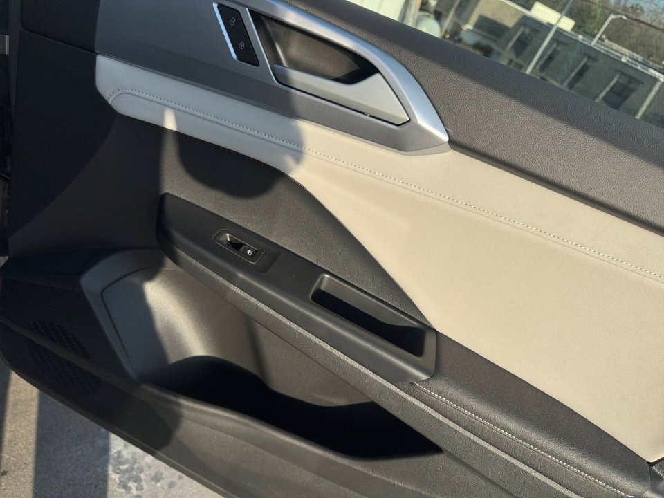 Used 2025 Volkswagen Taos SE w/ Panoramic Sunroof Package image 35