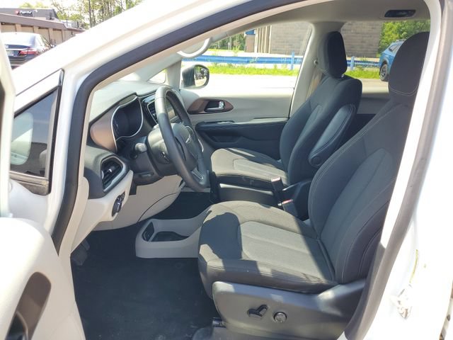 Used 2023 Chrysler Voyager LX FWD image 13