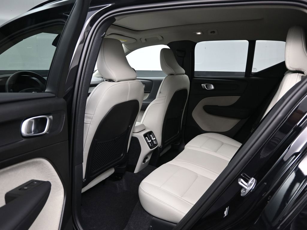 Used 2025 Volvo XC40 B5 Ultra image 14