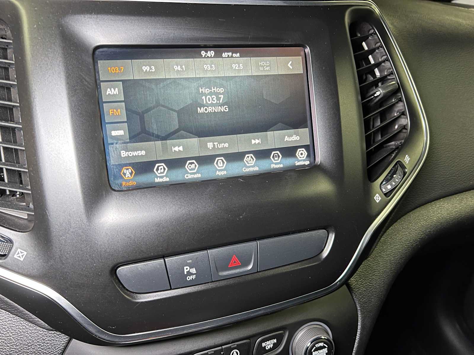 Used 2019 Jeep Cherokee Latitude Plus w/ Cold Weather Group AWD/4WD image 35