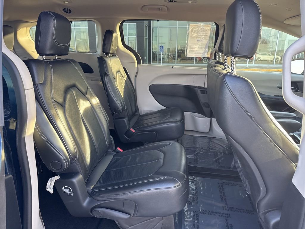 Used 2022 Chrysler Pacifica Touring-L image 29