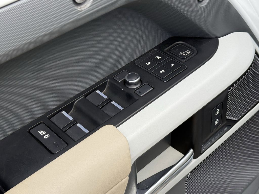 Used 2020 Land Rover Defender 110 SE image 18