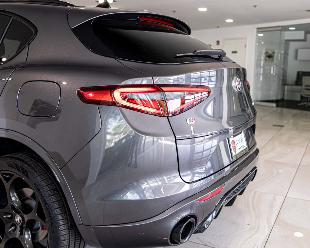 Used 2022 Alfa Romeo Stelvio Veloce AWD/4WD image 14