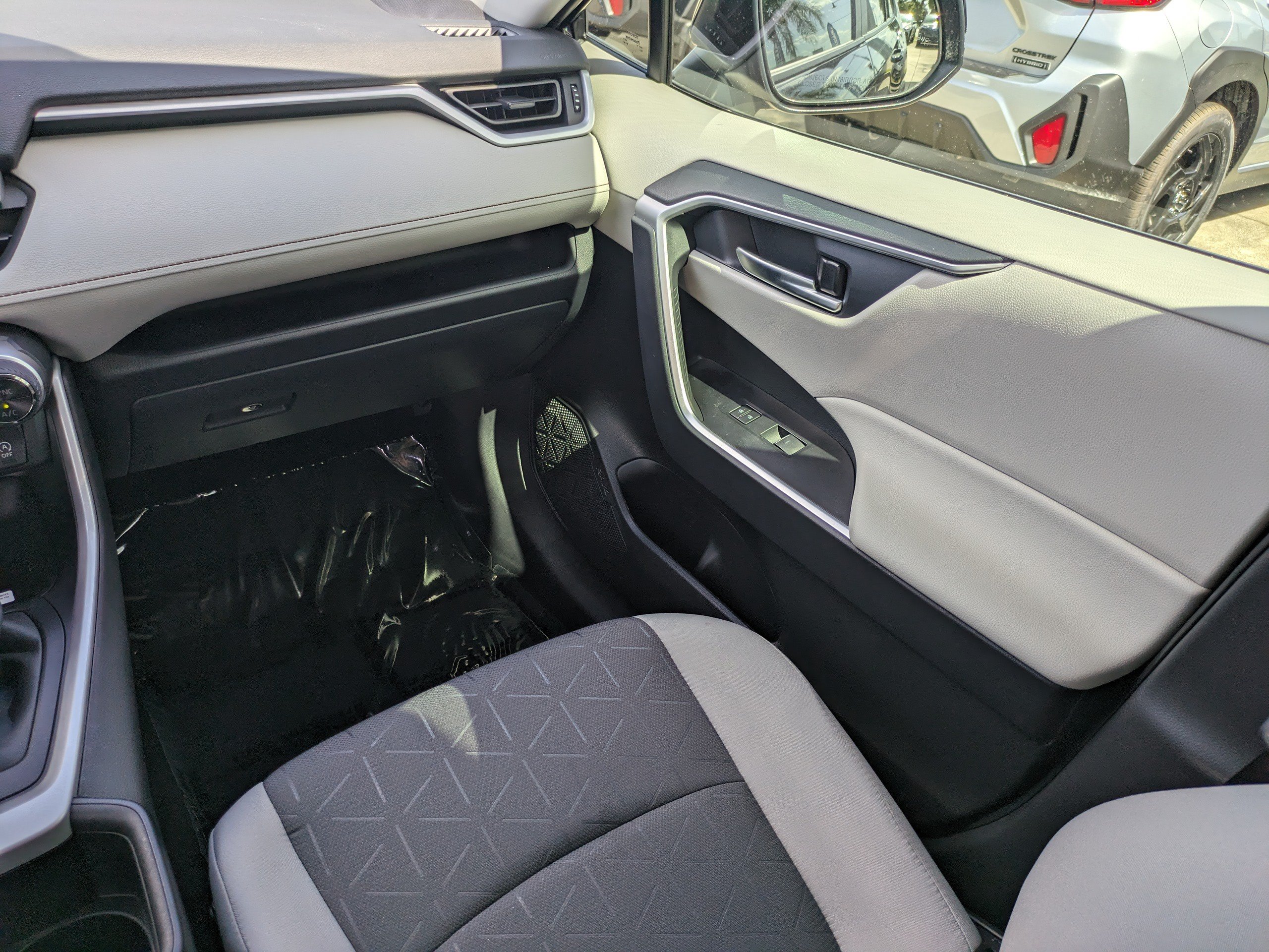 Used 2025 Toyota RAV4 XLE w/ Convenience Package FWD image 17