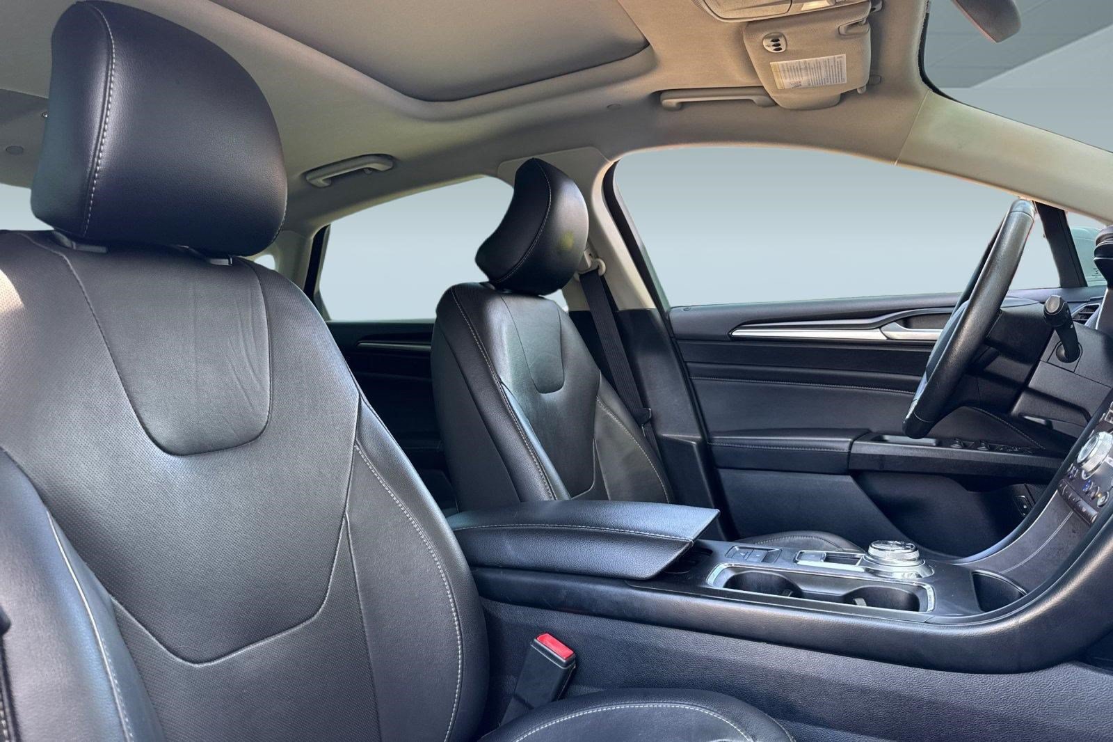 Used 2019 Ford Fusion Energi Titanium FWD image 27