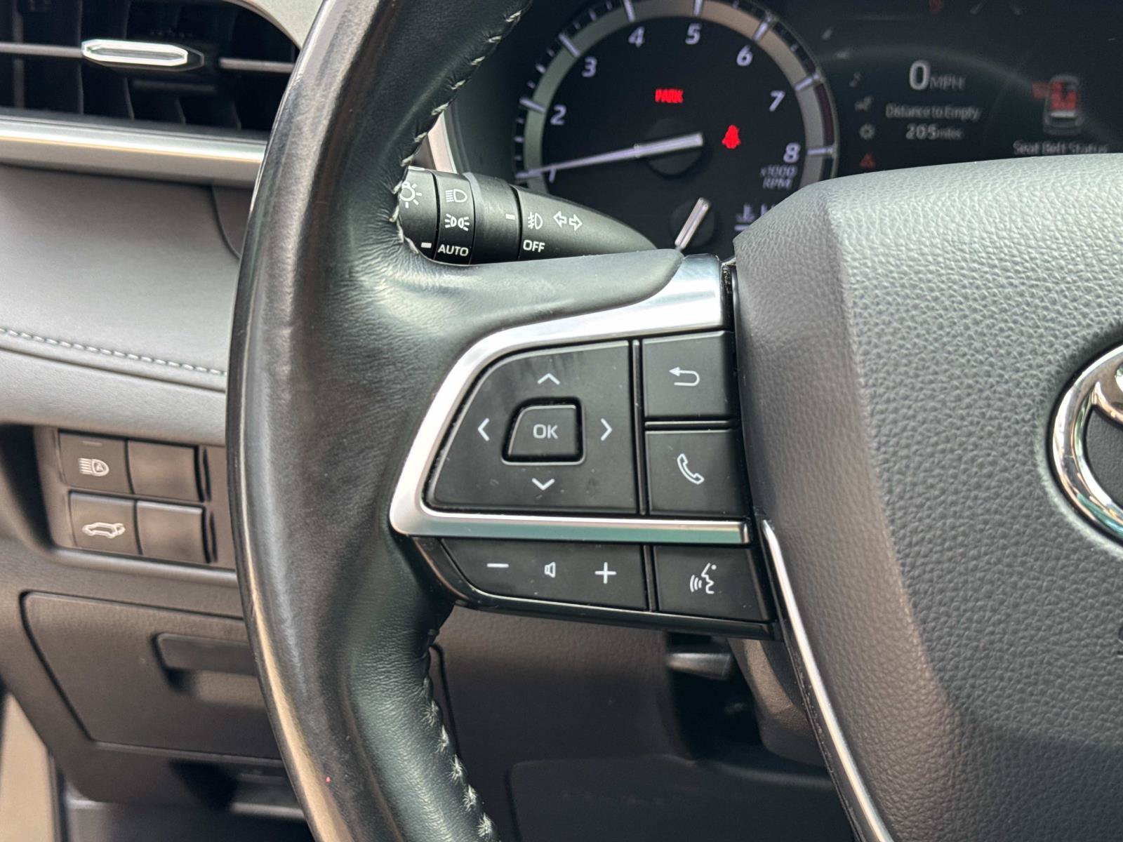 Used 2021 Toyota Highlander XLE AWD/4WD image 29