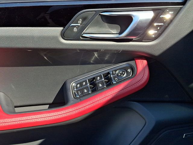 Used 2026 Porsche Macan AWD/4WD image 17