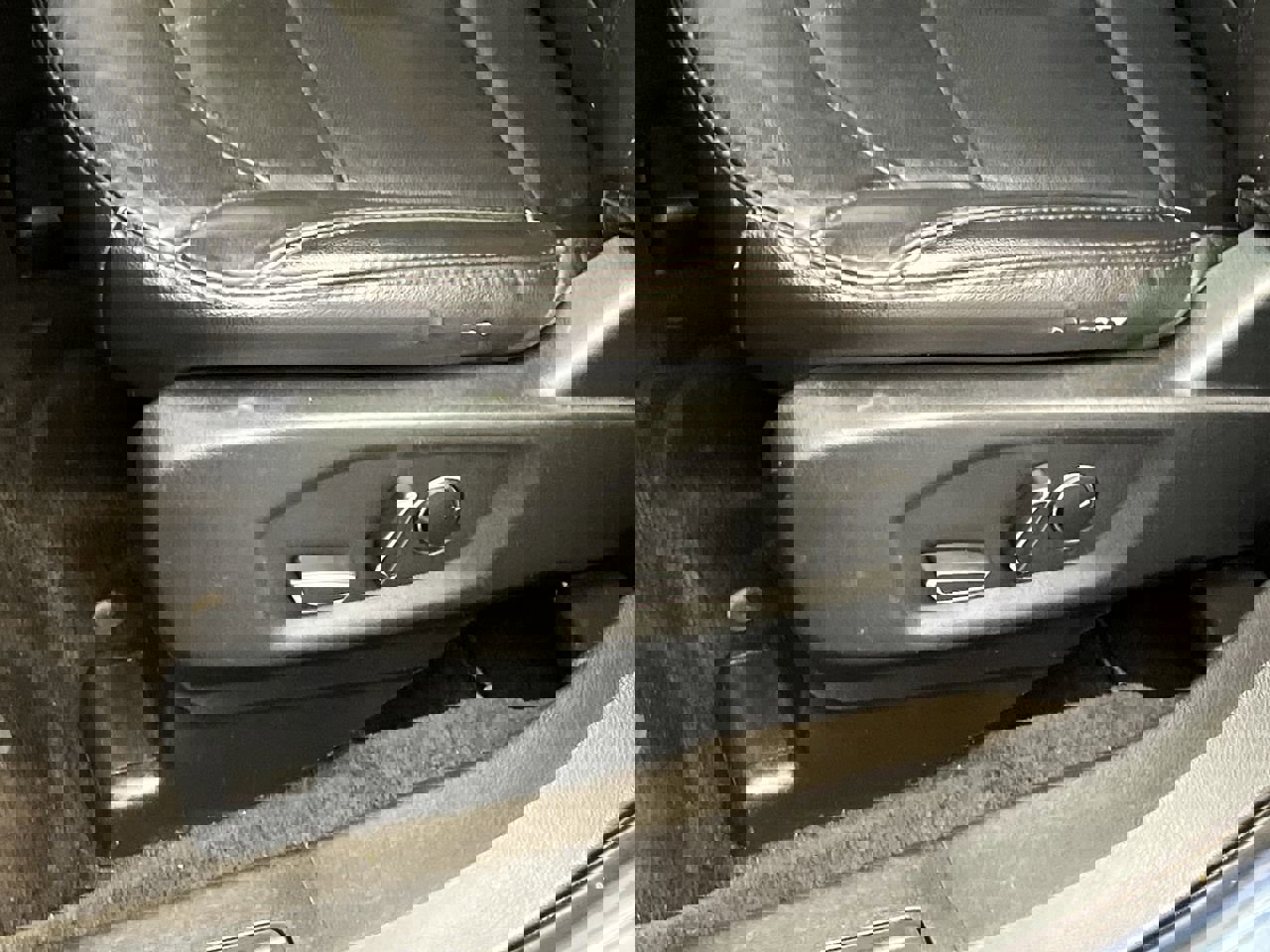 Used 2018 Ford Explorer XLT w/ Equipment Group 202A AWD/4WD image 10