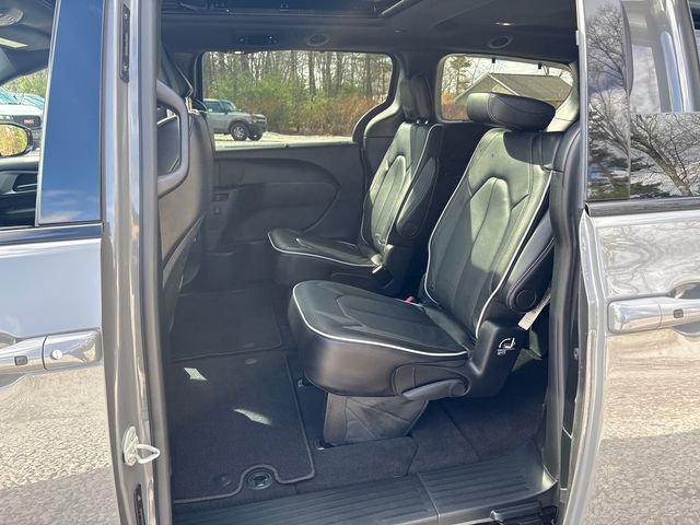 Used 2025 Chrysler Pacifica Limited AWD/4WD image 14