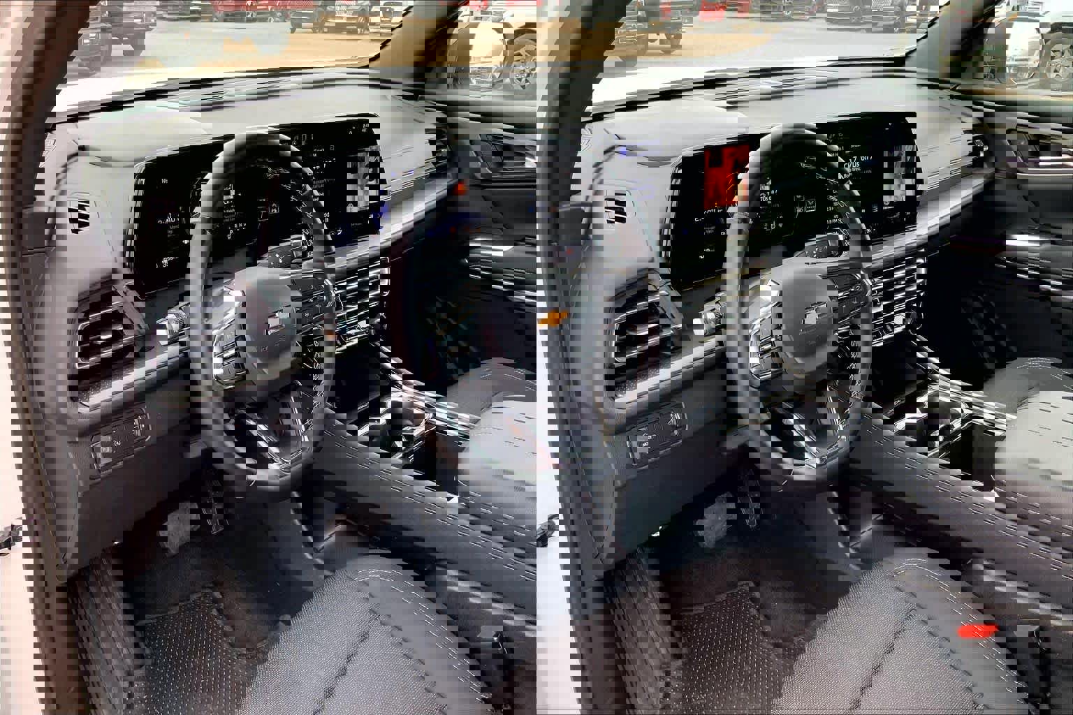 Used 2025 Chevrolet Traverse LT image 17