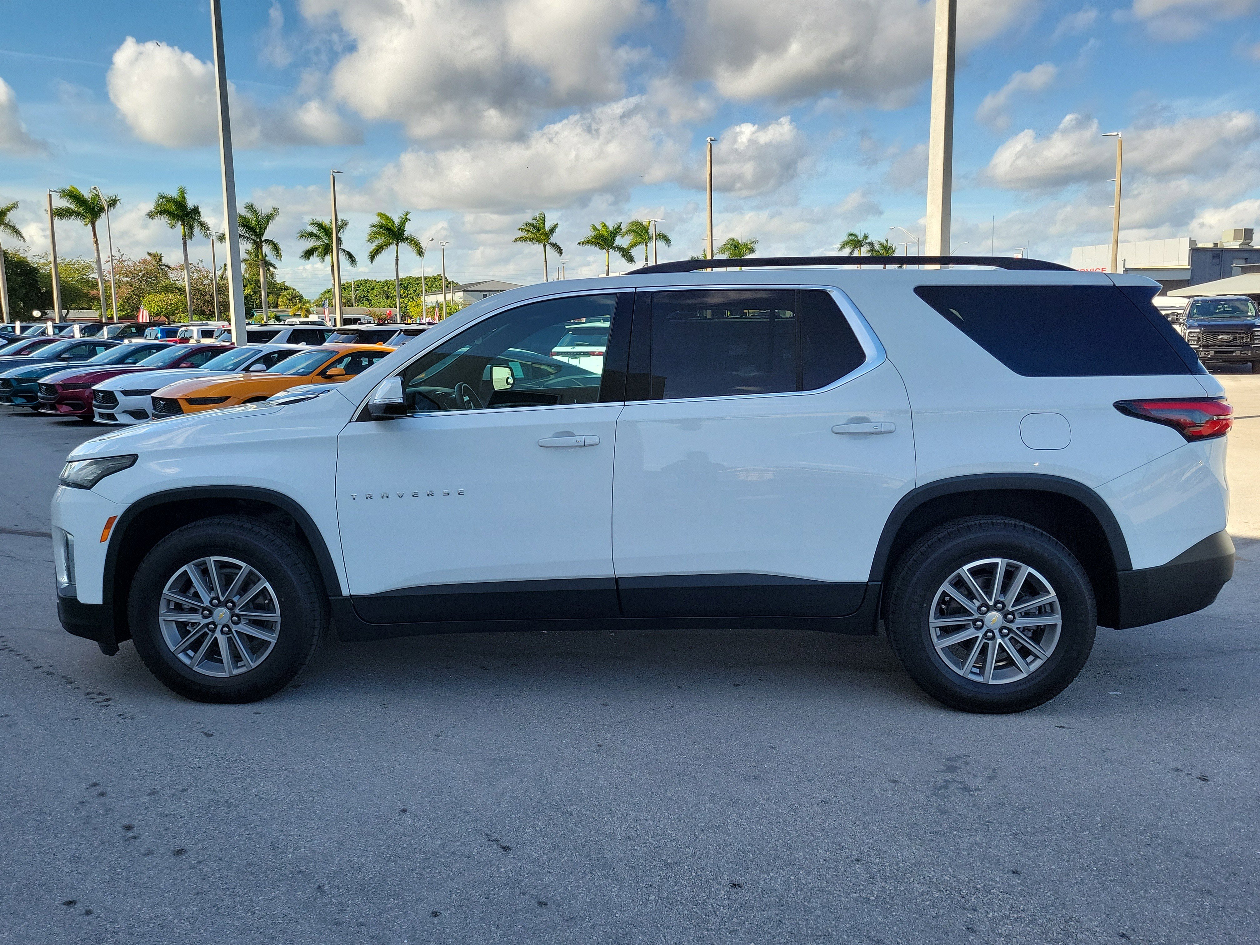 Used 2023 Chevrolet Traverse LT image 8