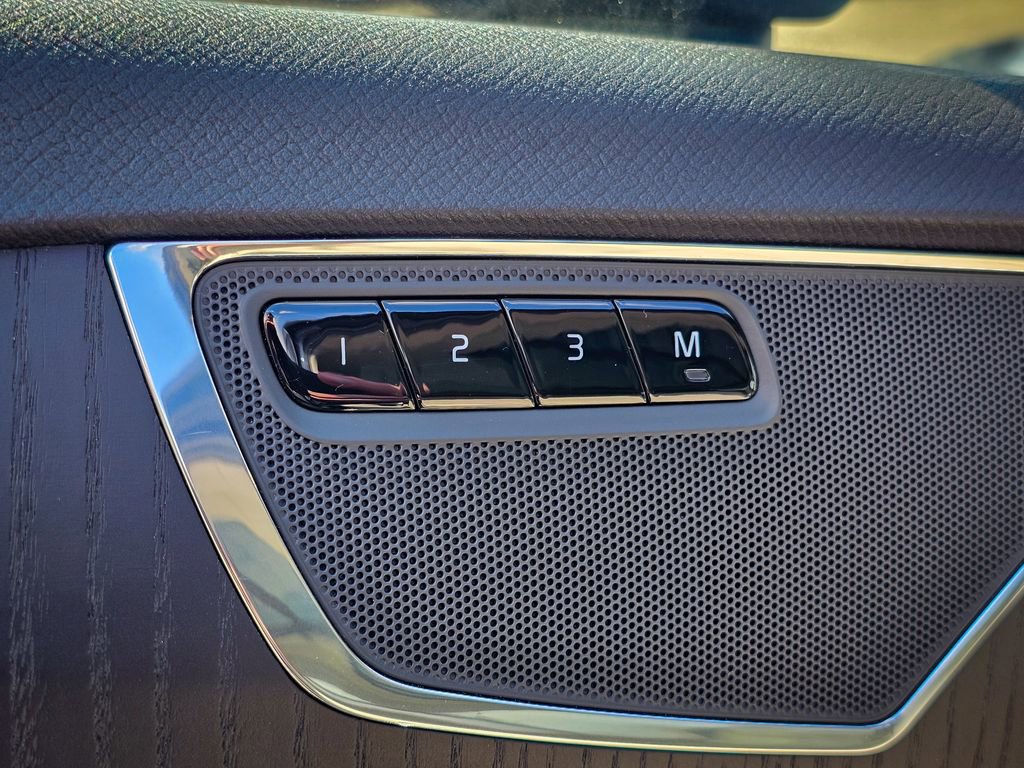 Used 2020 Volvo XC90 T6 Momentum w/ Protection Package Premier image 10