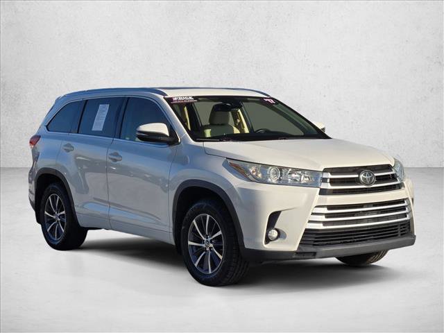 Used 2017 Toyota Highlander XLE image 3