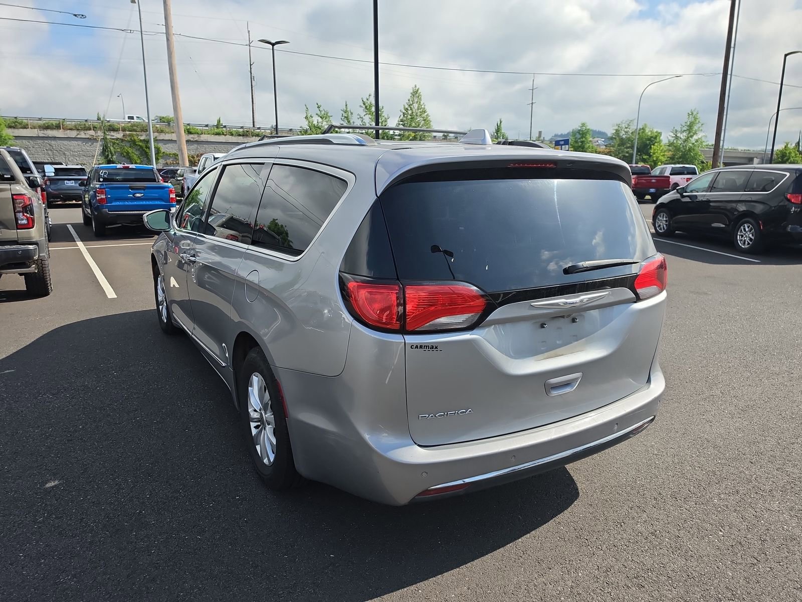 Used 2018 Chrysler Pacifica Touring-L FWD image 2