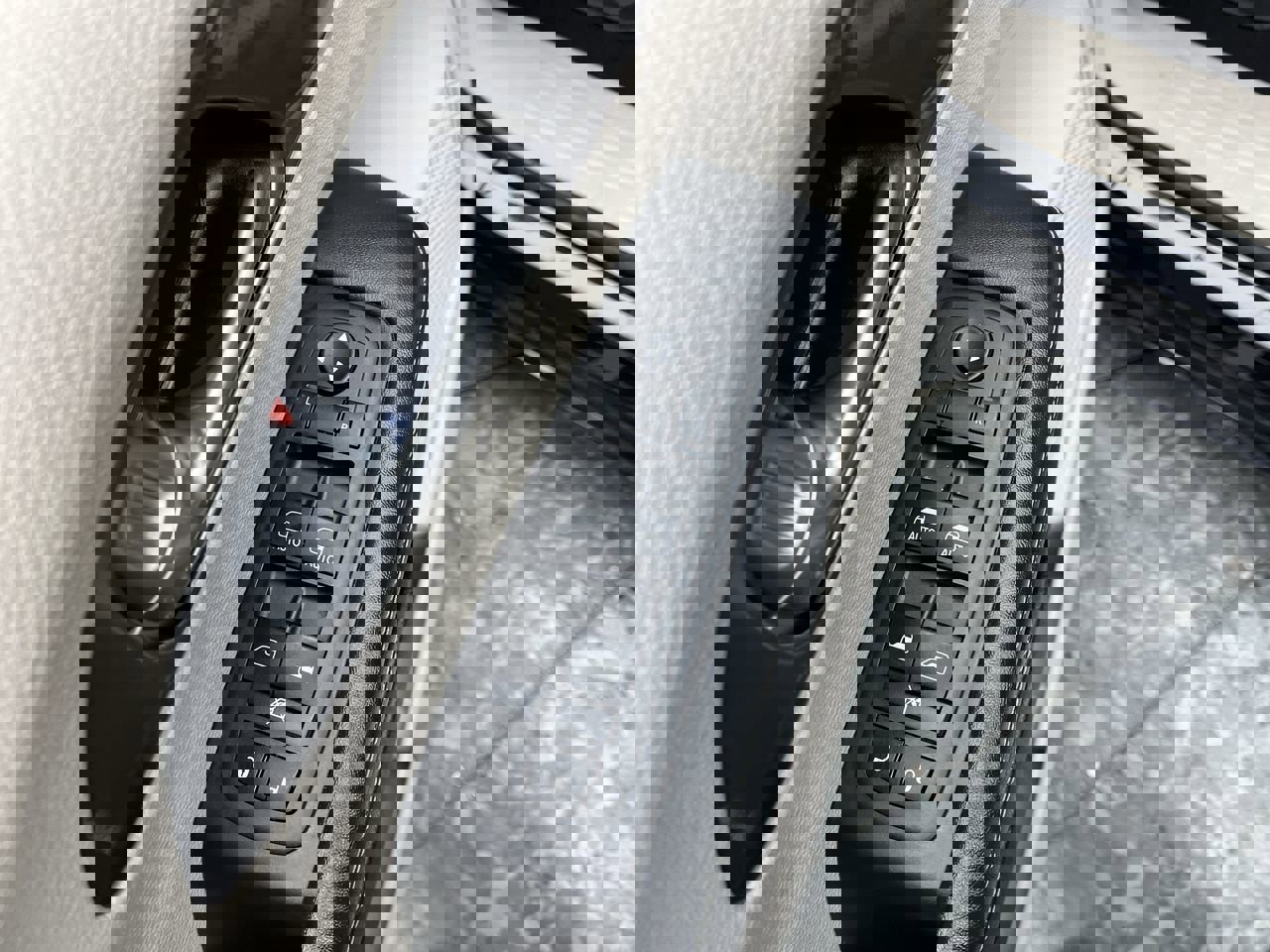 Used 2024 Chrysler Pacifica Touring-L image 8