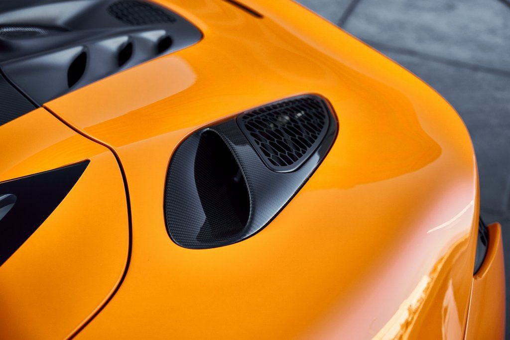 Used 2025 McLaren Artura Spider RWD image 17