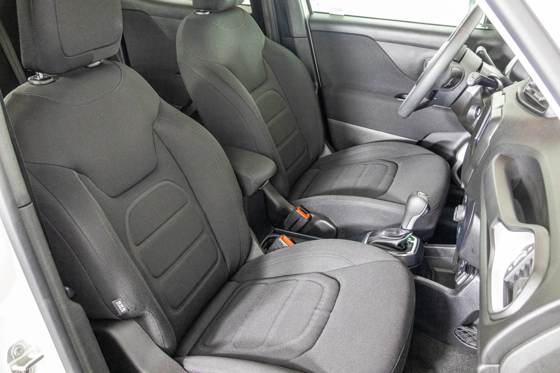 Used 2019 Jeep Renegade Latitude FWD image 41