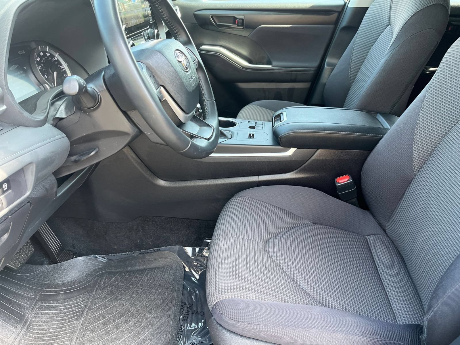 Used 2025 Toyota Highlander LE FWD image 29