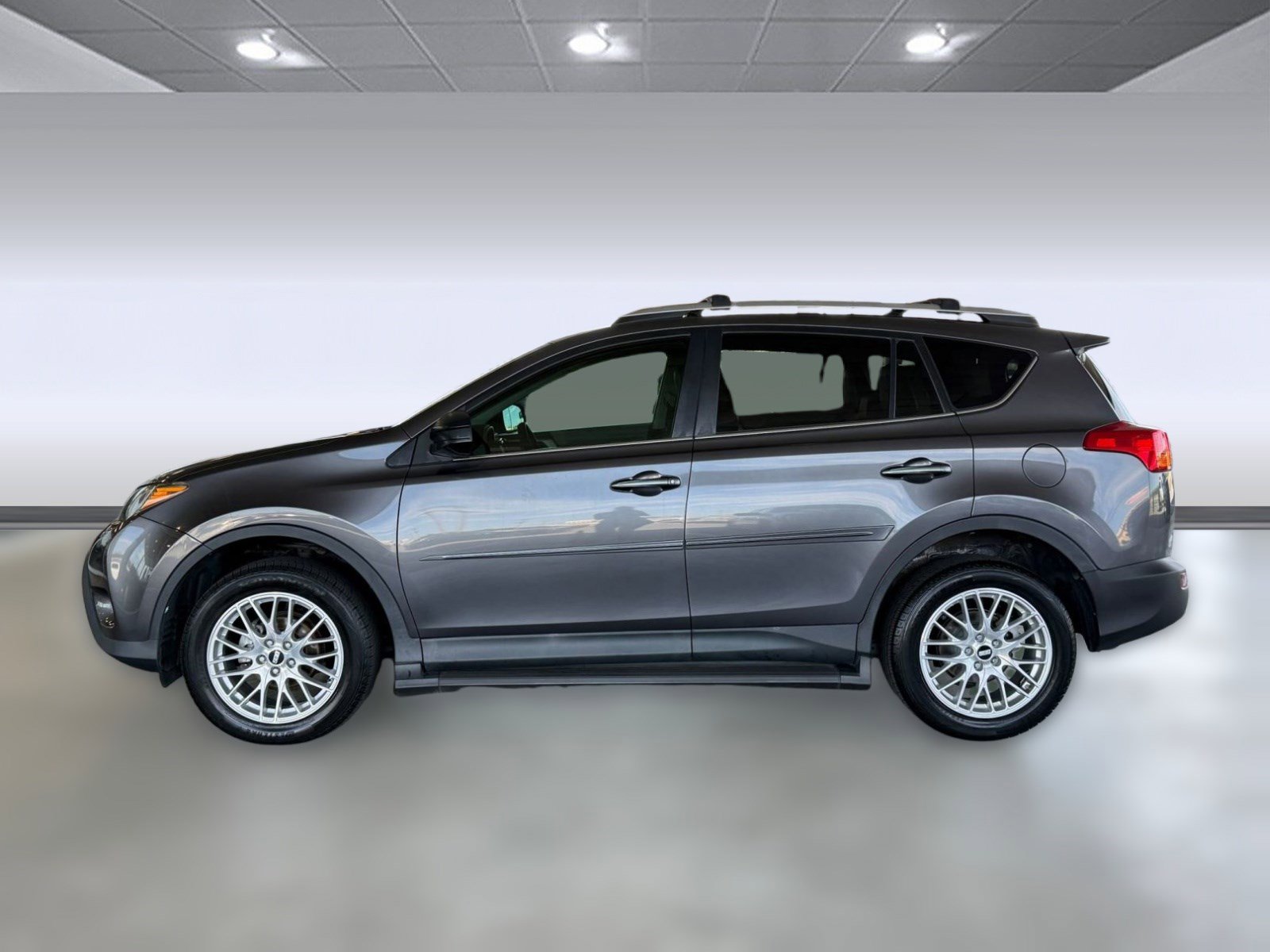 Used 2013 Toyota RAV4 LE image 2