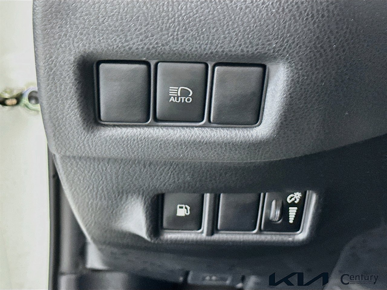 Used 2020 Toyota C-HR XLE image 10