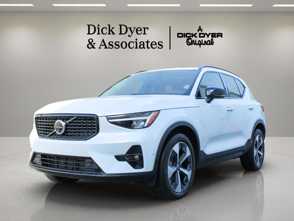 Certified 2025 Volvo XC40 B5 Plus AWD/4WD image 5