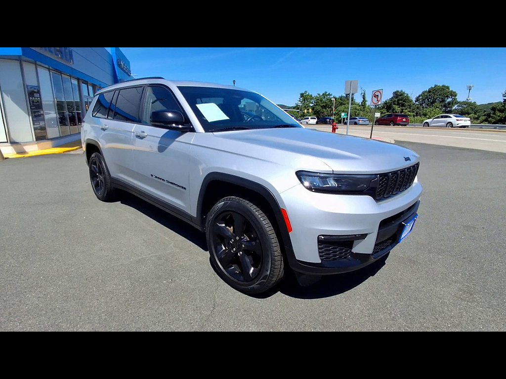 Used 2022 Jeep Grand Cherokee L Limited w/ Black Appearance Package AWD/4WD image 2
