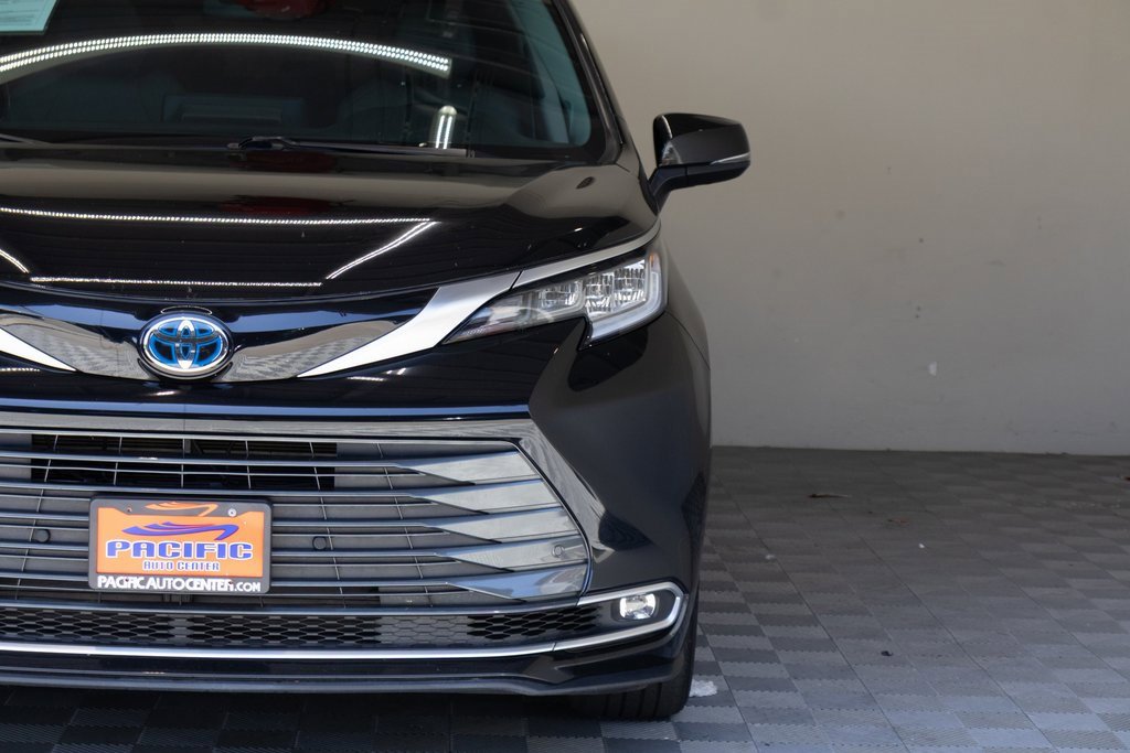 Used 2024 Toyota Sienna Limited image 5