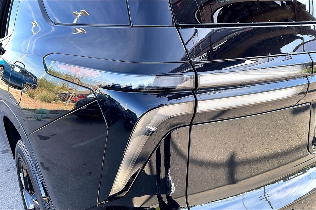 Used 2024 Chevrolet Traverse RS image 31