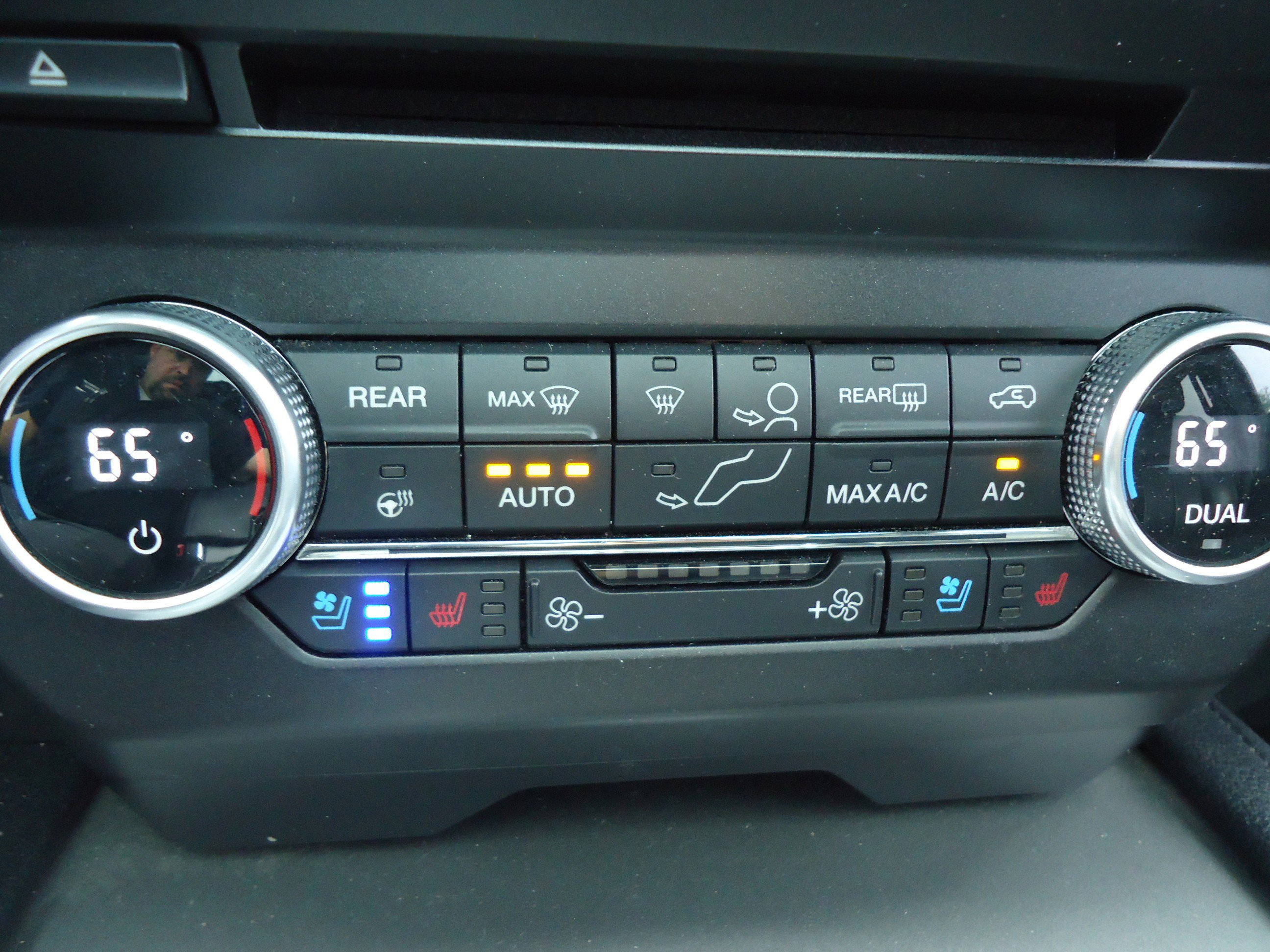Used 2018 Ford Expedition XLT w/ Equipment Group 202A AWD/4WD image 18