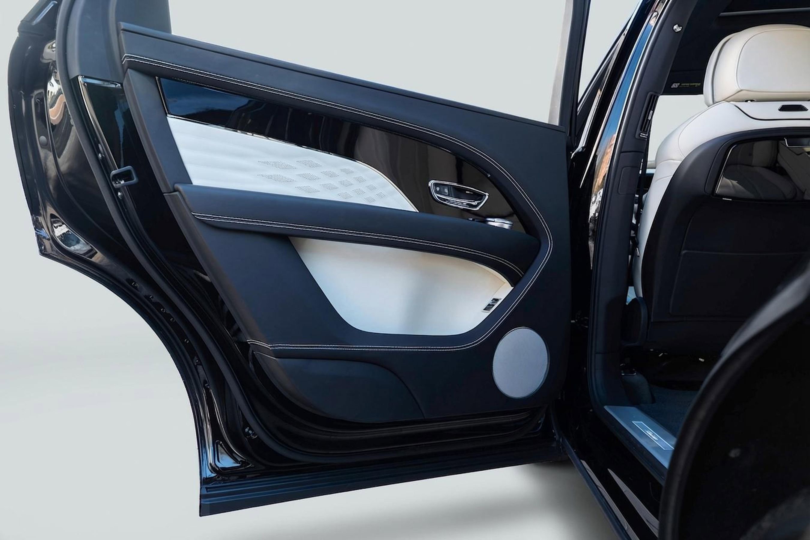 Used 2023 Bentley Bentayga Extended Wheelbase image 18