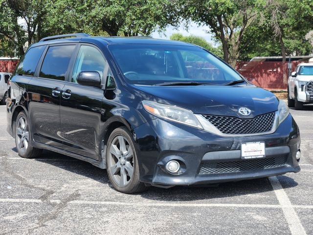 Used 2017 Toyota Sienna SE Premium FWD image 2