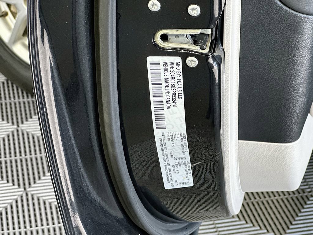 Used 2023 Chrysler Pacifica Touring-L image 31