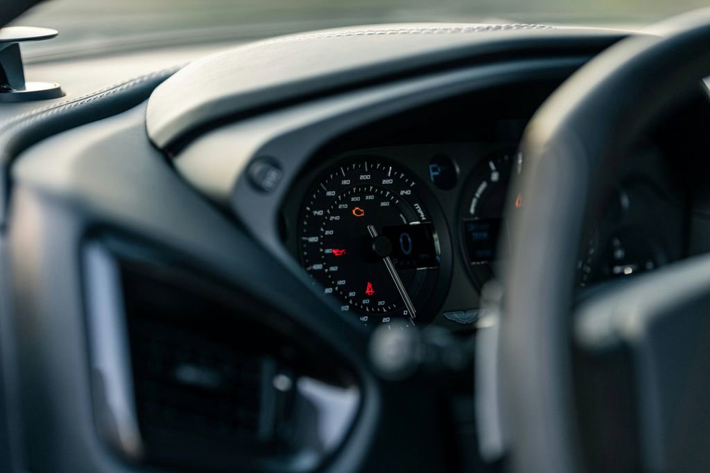 Used 2015 Aston Martin Vanquish Coupe image 32