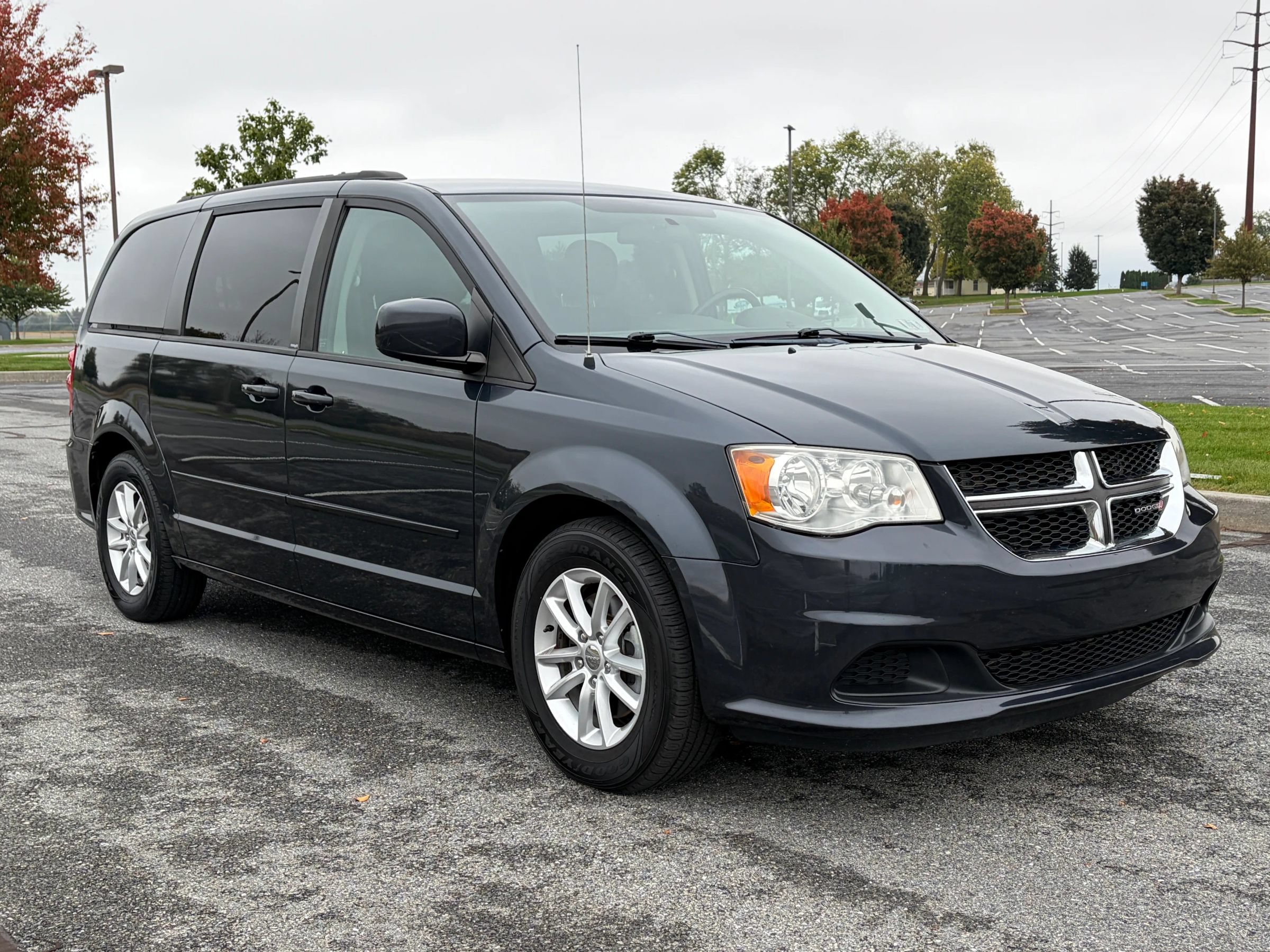 Used 2013 Dodge Grand Caravan SXT w/ Rear Park Assist Pkg FWD image 5