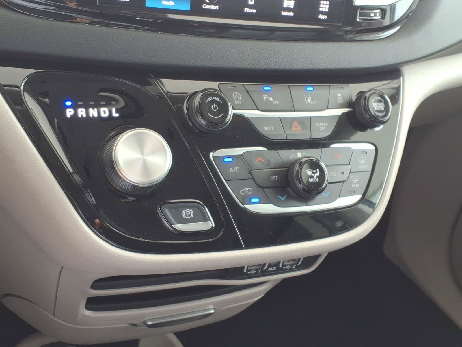 Used 2023 Chrysler Pacifica Touring-L FWD image 11