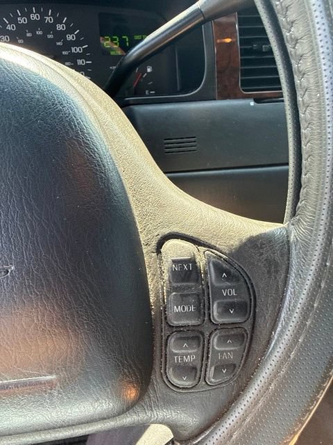 Used 1998 Lincoln Town Car Signature RWD image 3