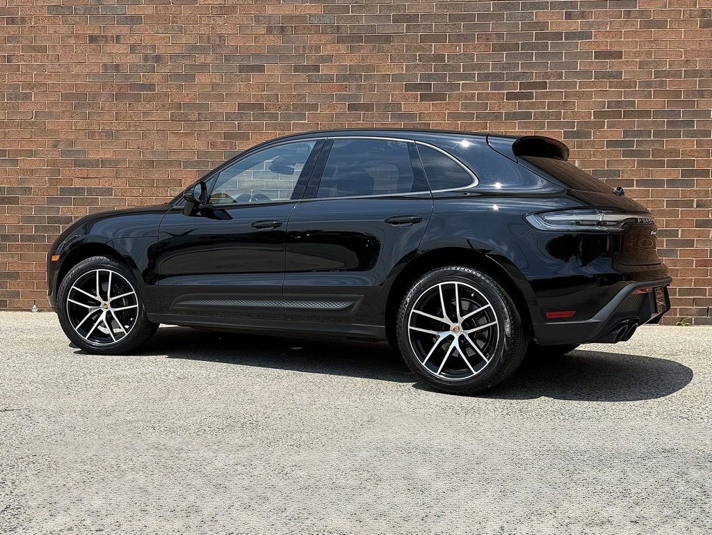 Certified 2024 Porsche Macan image 3