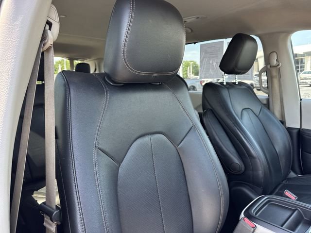 Used 2018 Chrysler Pacifica Touring-L FWD image 25