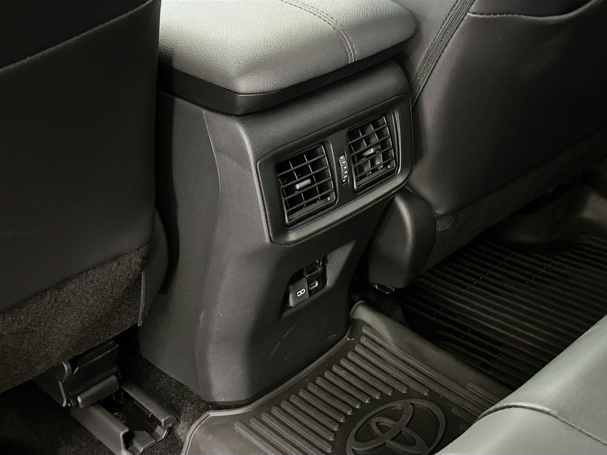 Used 2023 Toyota RAV4 Limited image 29