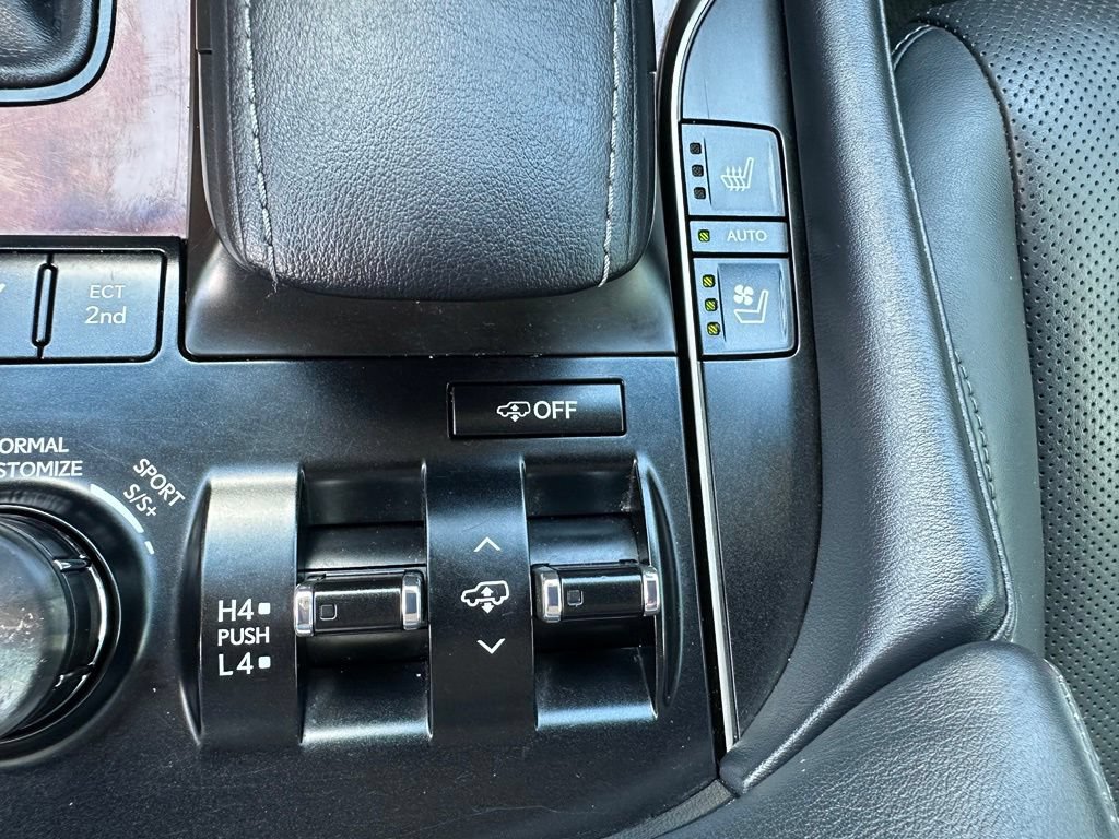 Used 2020 Lexus LX 570 4WD w/ Luxury Package image 24