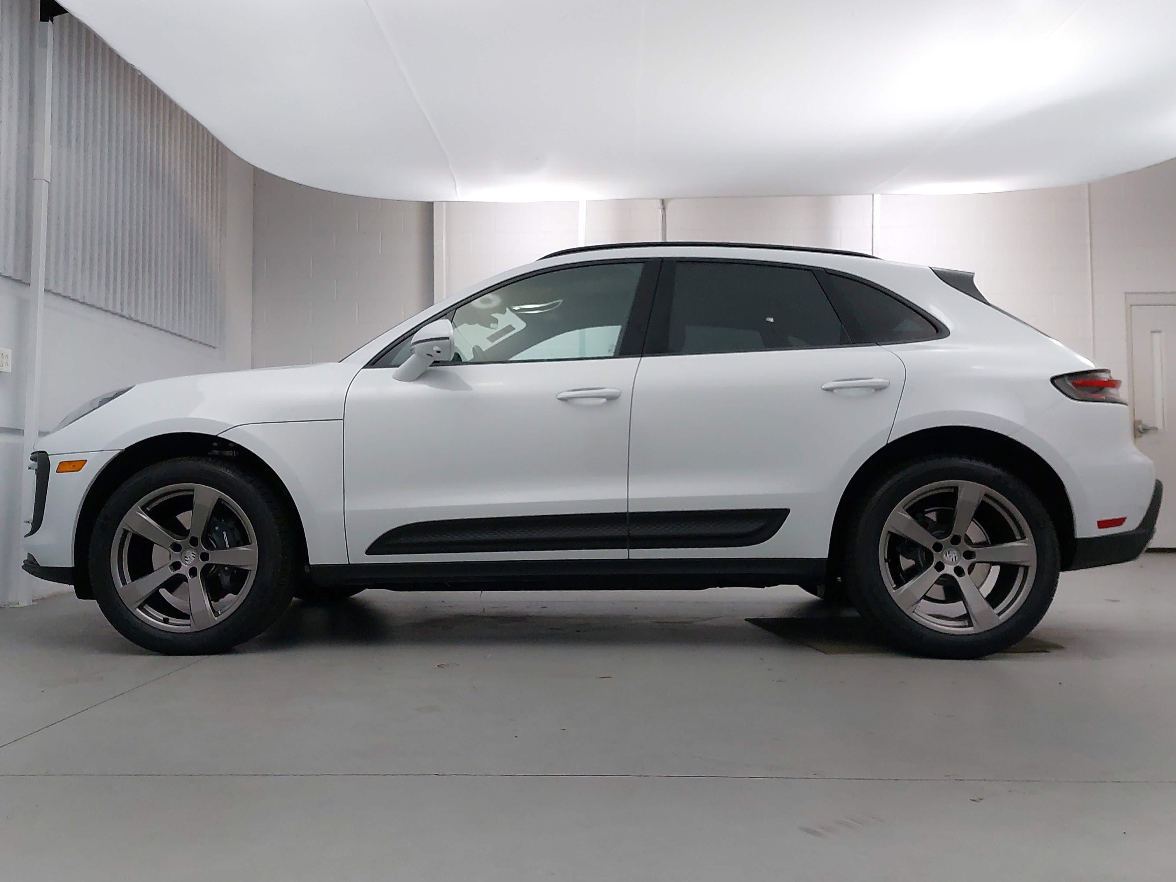 Used 2025 Porsche Macan image 2